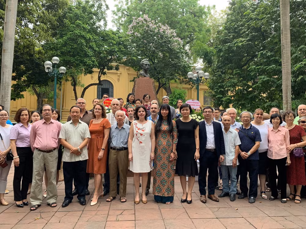 古巴民族英雄何塞·马蒂逝世125周年纪念活动在河内市举行 ảnh 1 古巴民族英雄何塞·马蒂逝世125周年纪念活动在河内市举行 ảnh 1