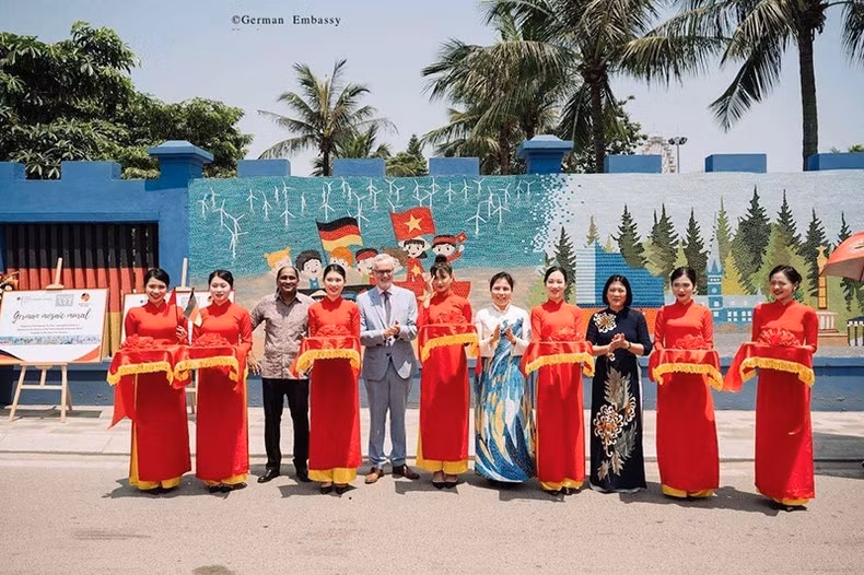 越德友谊陶瓷墙绘落成典礼在河内举行 ảnh 1 越德友谊陶瓷墙绘落成典礼在河内举行 ảnh 1