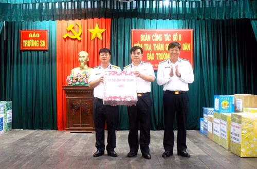 海军军种和各地方工作团探访长沙群岛和海上高脚屋DK1 ảnh 2 海军军种和各地方工作团探访长沙群岛和海上高脚屋DK1 ảnh 2