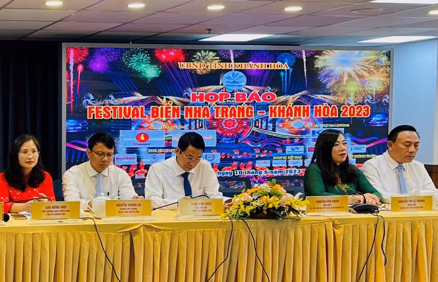 2023年庆和省芽庄海洋节：多项特色活动吸引游客的眼球 ảnh 1