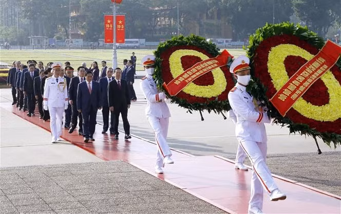 庆祝5·19胡志明主席诞辰日:越南党和国家领导人入陵瞻仰胡志明主席遗容 ảnh 1 庆祝5·19胡志明主席诞辰日:越南党和国家领导人入陵瞻仰胡志明主席遗容 ảnh 1