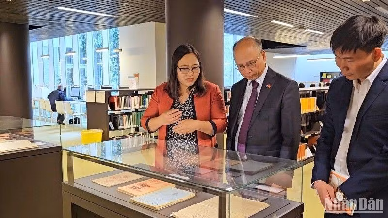 越南语字母出版物展亮相法国 ảnh 1