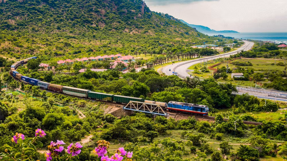 越南北南铁路被评为世界上最壮观的9条火车旅行线路之首 ảnh 1