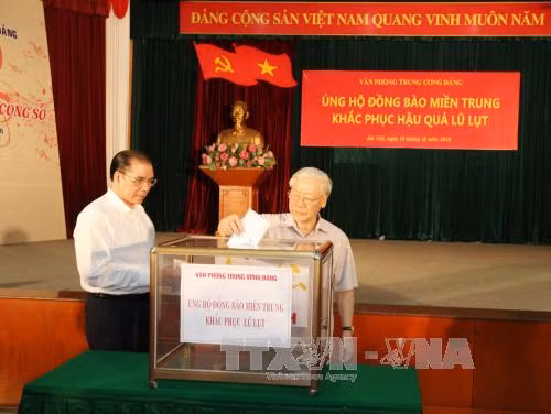 阮富仲总书记为中部灾民捐款 ảnh 1