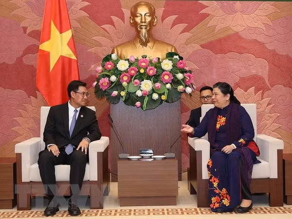 越南国会副主席丛氏放会见老挝人民革命党共青团中央书记 ảnh 1