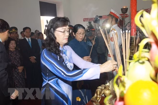 胡志明主席诞辰128周年:胡志明市领导向胡志明主席表达缅怀之情 ảnh 1 胡志明主席诞辰128周年:胡志明市领导向胡志明主席表达缅怀之情 ảnh 1