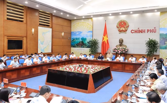 越南政府总理阮春福与九龙江三角洲各省就预防河岸坍塌和海岸侵蚀现状举行工作会议 ảnh 1