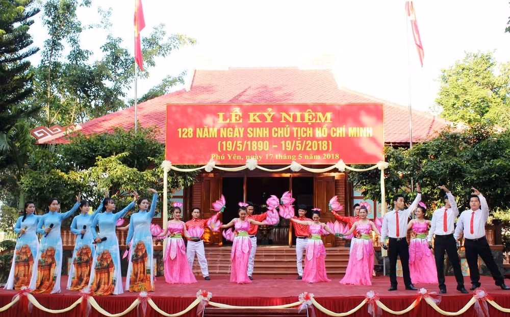 越南全国各地举行纪念胡志明主席诞辰128周年活动 ảnh 1