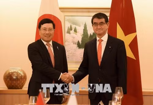 政府副总理兼外交部长范平明与日本外务省大臣河野太郎举行会谈 ảnh 1