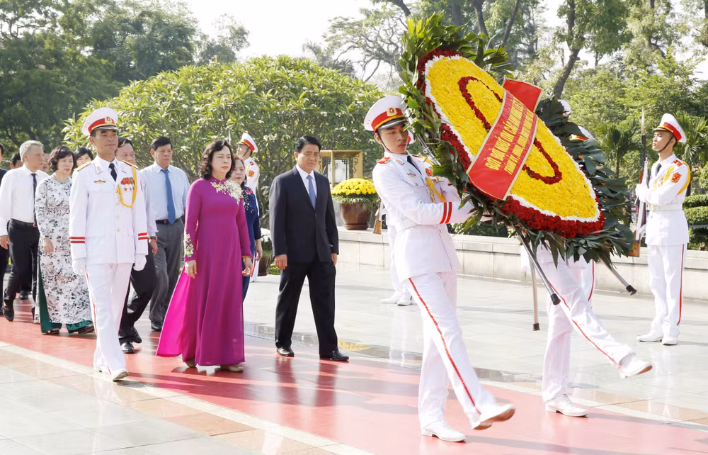胡志明主席诞辰128周年:乂安省向胡伯伯敬香 ảnh 2 胡志明主席诞辰128周年:乂安省向胡伯伯敬香 ảnh 2