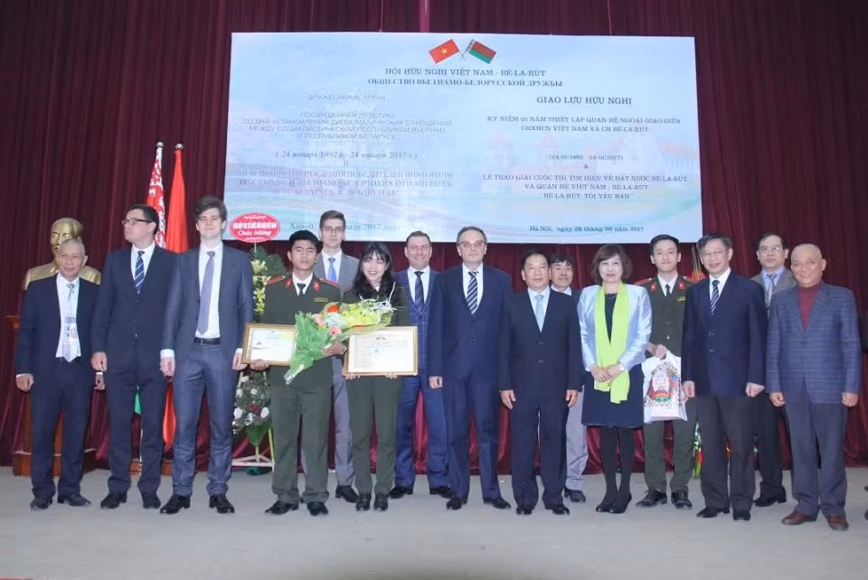 越白建交25周年纪念交流会在河内举行 ảnh 1