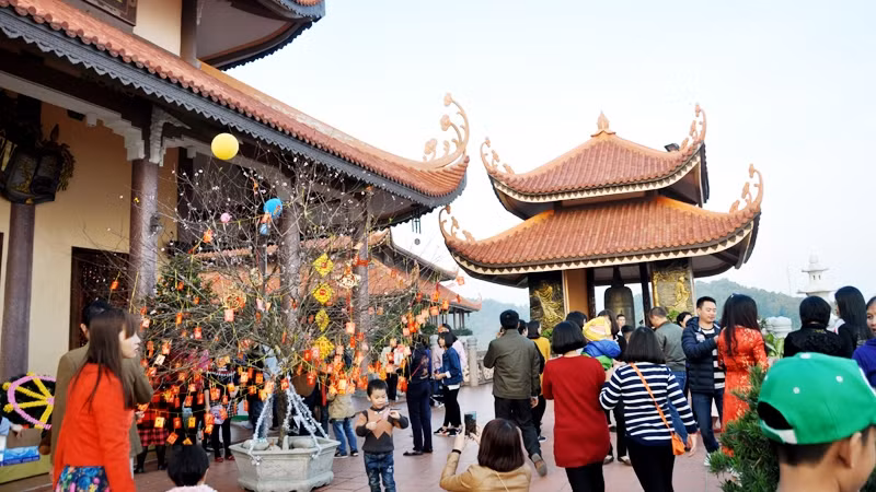 广宁省信仰旅游吸引游客春游参观拜佛 ảnh 1
