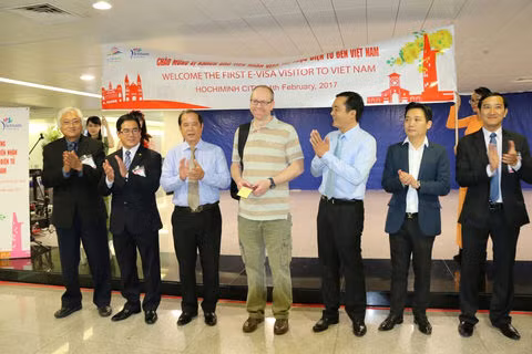 胡志明市迎来首位持电子签证的国际游客 ảnh 1
