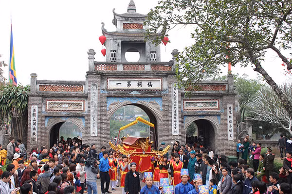 越南各大传统庙会纷纷开庙 喜迎游客贺新春 ảnh 1 越南各大传统庙会纷纷开庙 喜迎游客贺新春 ảnh 1