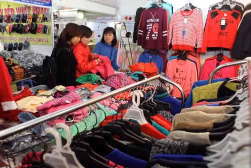 2015年越南服装展销会备受欢迎 ảnh 1