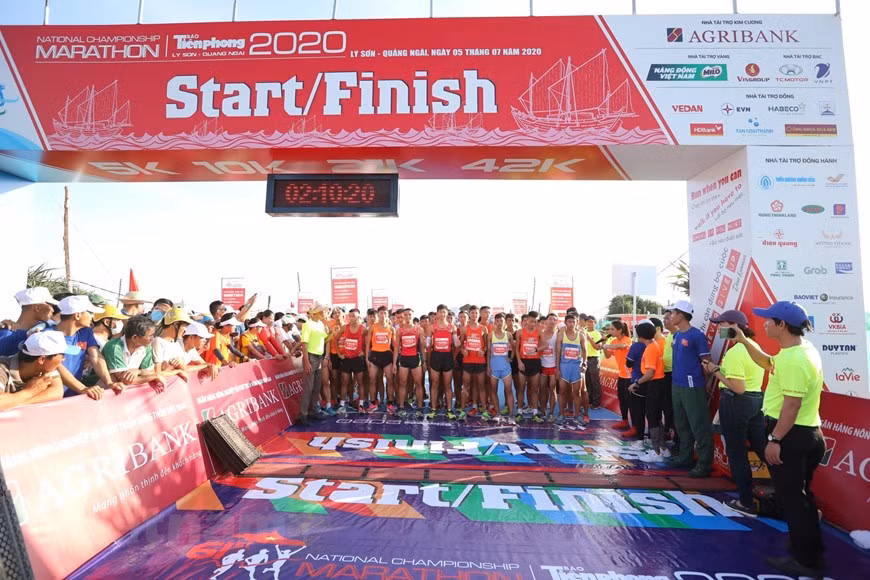 组图：2000名运动员参加在李山岛县举行的马拉松锦标赛 ảnh 1
