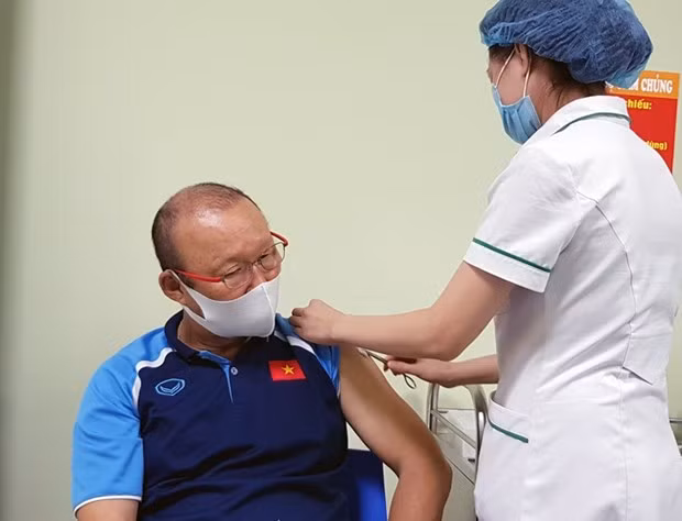 越南国家男足队接种新冠疫苗 ảnh 1