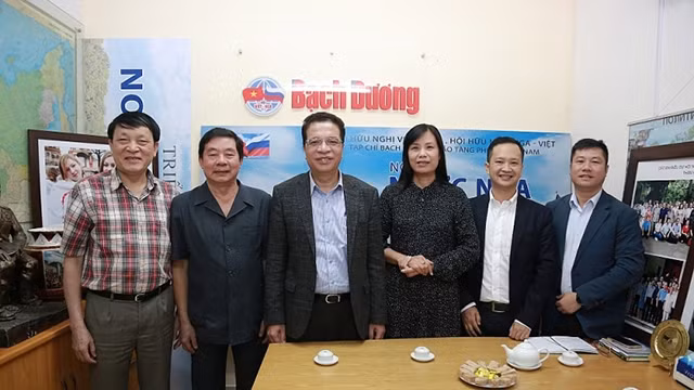 越南外交部副部长邓明魁与越南俄罗斯友好协会举行工作会议 ảnh 1 越南外交部副部长邓明魁与越南俄罗斯友好协会举行工作会议 ảnh 1