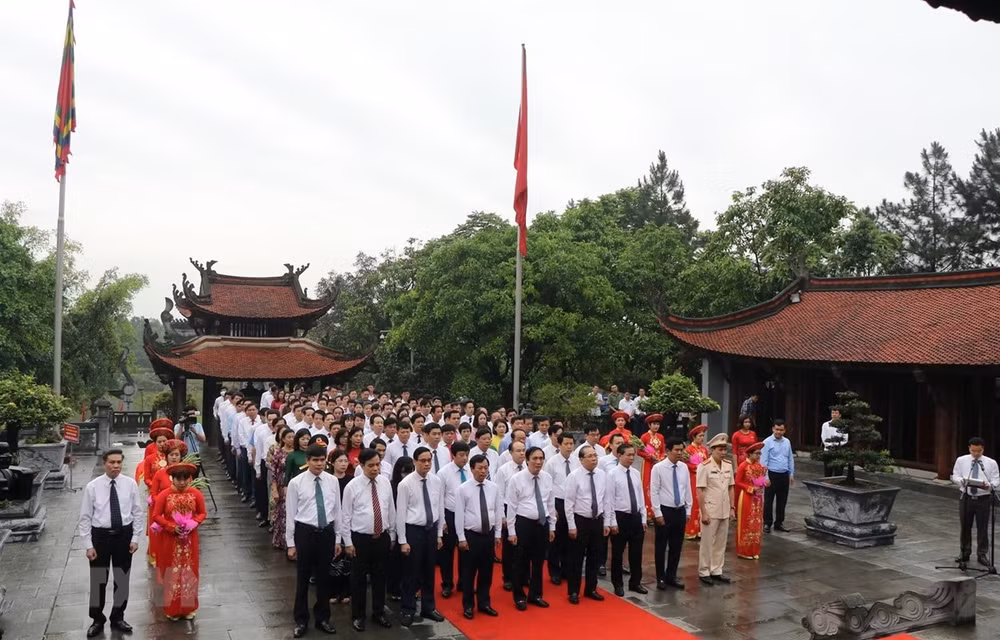 2021年雄王祭祖日和雄王庙会：国祖雒龙君忌日祭拜仪式和国母妪姬上香仪式隆重举行 ảnh 1