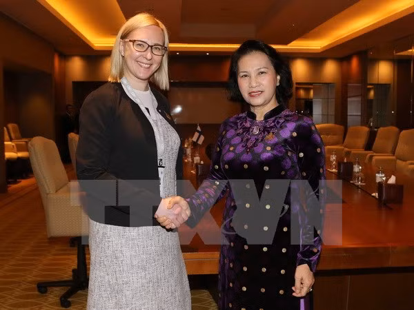 阮氏金银主席会见芬兰议会议长玛丽亚·洛赫拉 分享促进性别平等经验 ảnh 1