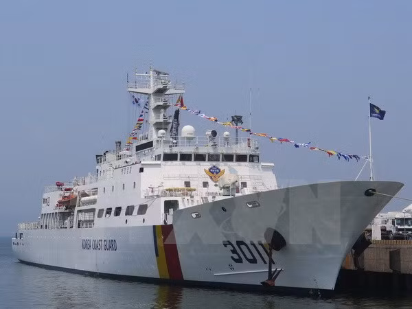 韩国海军两艘训练舰抵达金兰国际港 ảnh 1