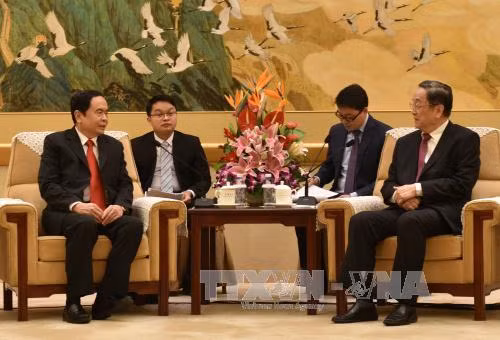 越南祖国阵线中央委员会副主席兼秘书长陈青敏会见中国全国政协主席俞正声 ảnh 1
