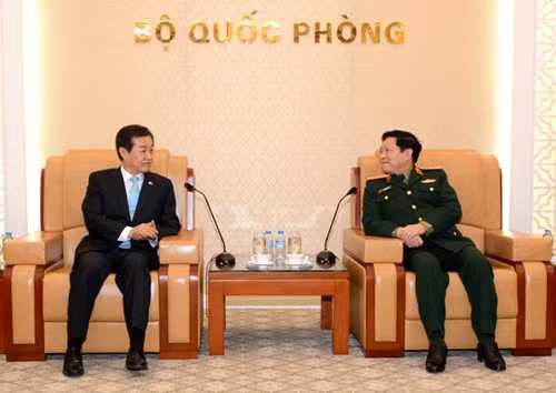 越南国防部部长吴春历大将会见韩国国防部副部长黄仁武 ảnh 1