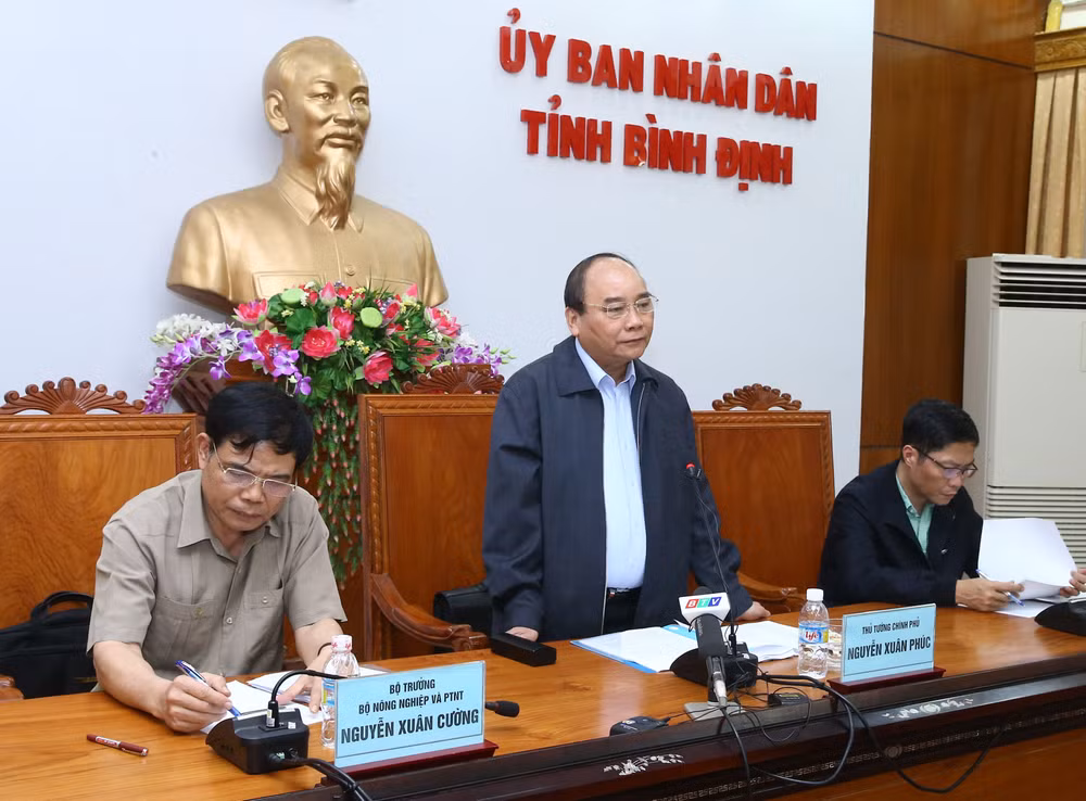 越南政府总理阮春福指导克服平定省洪灾后果 ảnh 2 越南政府总理阮春福指导克服平定省洪灾后果 ảnh 2