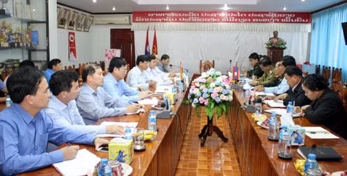越南人民军队第四军区与老挝沙湾拿吉省特别工作委员会有效开展烈士遗骸寻找归宿任务 ảnh 1