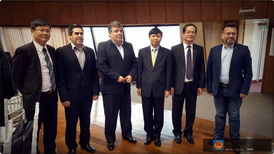 越南外交部副部长邓廷贵对巴拉圭进行正式访问 ảnh 1