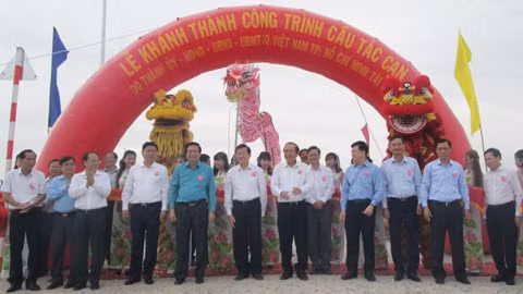 越南政府常务副总理张和平出席则件桥落成仪式 ảnh 1 越南政府常务副总理张和平出席则件桥落成仪式 ảnh 1