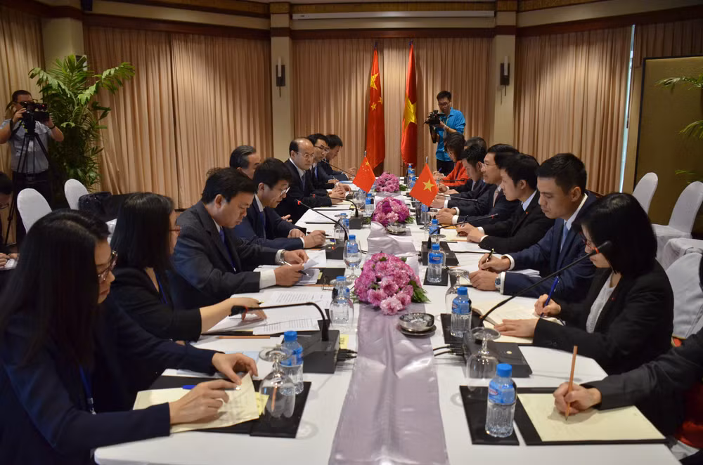 越南政府副总理兼外长范平明会见中国外长王毅和老挝外长沙伦塞 ảnh 2 越南政府副总理兼外长范平明会见中国外长王毅和老挝外长沙伦塞 ảnh 2