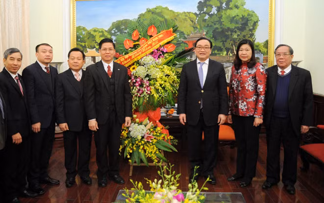 越南北部福音教教会会长向河内市委书记黄忠海拜年 ảnh 1 越南北部福音教教会会长向河内市委书记黄忠海拜年 ảnh 1