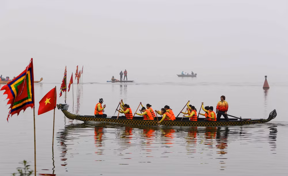 首次河内传统龙舟赛热闹举行 400名运动员参赛 ảnh 1 首次河内传统龙舟赛热闹举行 400名运动员参赛 ảnh 1