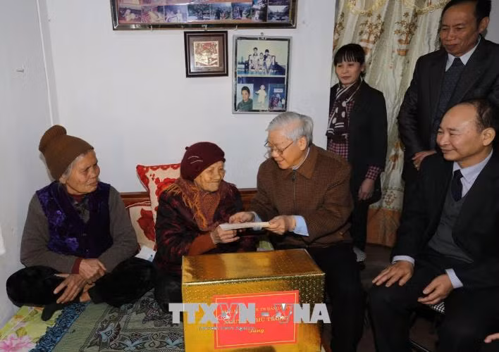 越共中央总书记阮富仲上香缅怀阮德景同志 ảnh 2 越共中央总书记阮富仲上香缅怀阮德景同志 ảnh 2