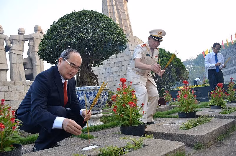 胡志明市领导向英烈们敬香 ảnh 2 胡志明市领导向英烈们敬香 ảnh 2