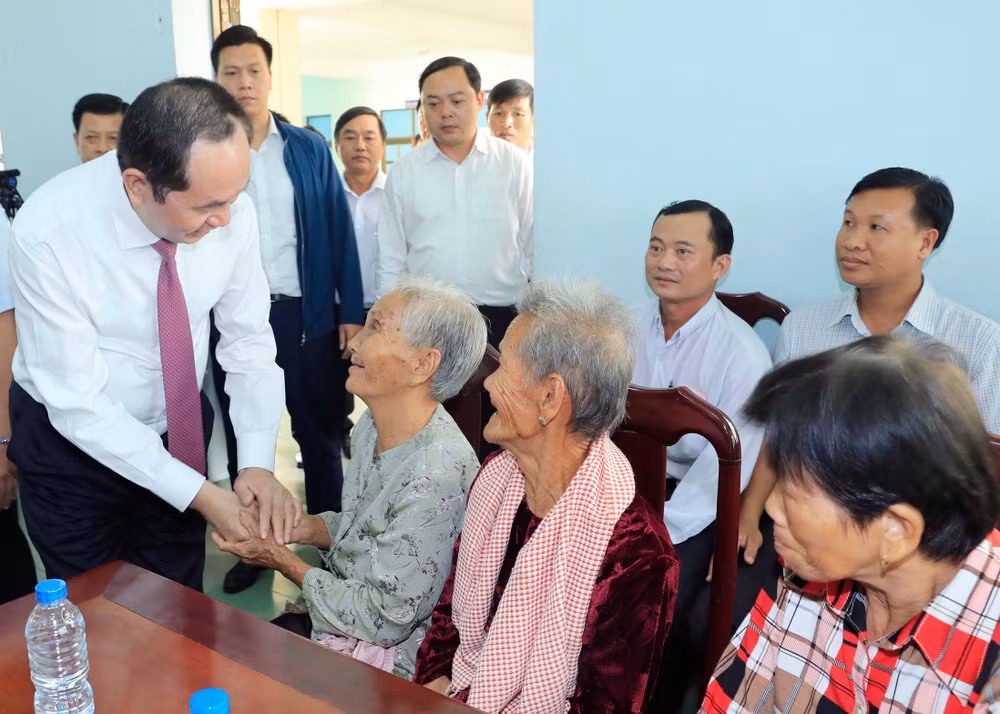 陈大光主席:进一步关心民众生活 为困难群众献上爱心 ảnh 2 陈大光主席:进一步关心民众生活 为困难群众献上爱心 ảnh 2