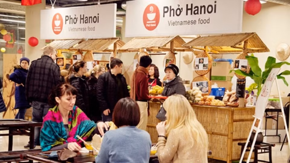 第三次越南街头美食节吸引众多俄罗斯友人和旅俄越南人前来参观品尝 ảnh 1 第三次越南街头美食节吸引众多俄罗斯友人和旅俄越南人前来参观品尝 ảnh 1