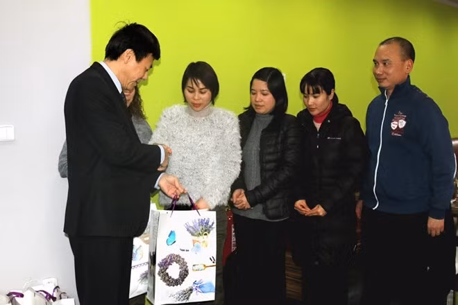 越南驻捷克和以色列大使馆开展迎新春和走访慰问活动 ảnh 1