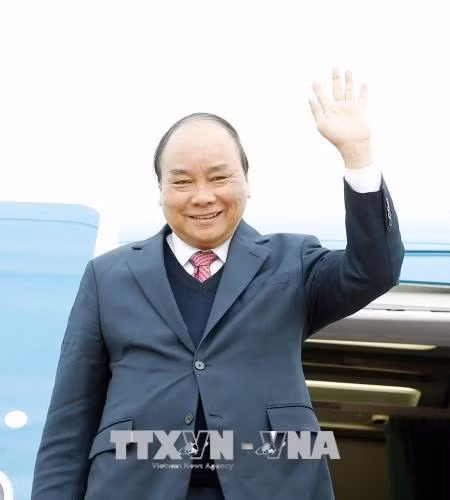 政府总理阮春福抵达老挝 开始出席越老政府间联合委员会第40次会议之行 ảnh 1 政府总理阮春福抵达老挝 开始出席越老政府间联合委员会第40次会议之行 ảnh 1