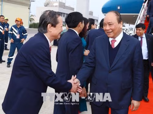 政府总理阮春福抵达老挝 开始出席越老政府间联合委员会第40次会议之行 ảnh 2 政府总理阮春福抵达老挝 开始出席越老政府间联合委员会第40次会议之行 ảnh 2