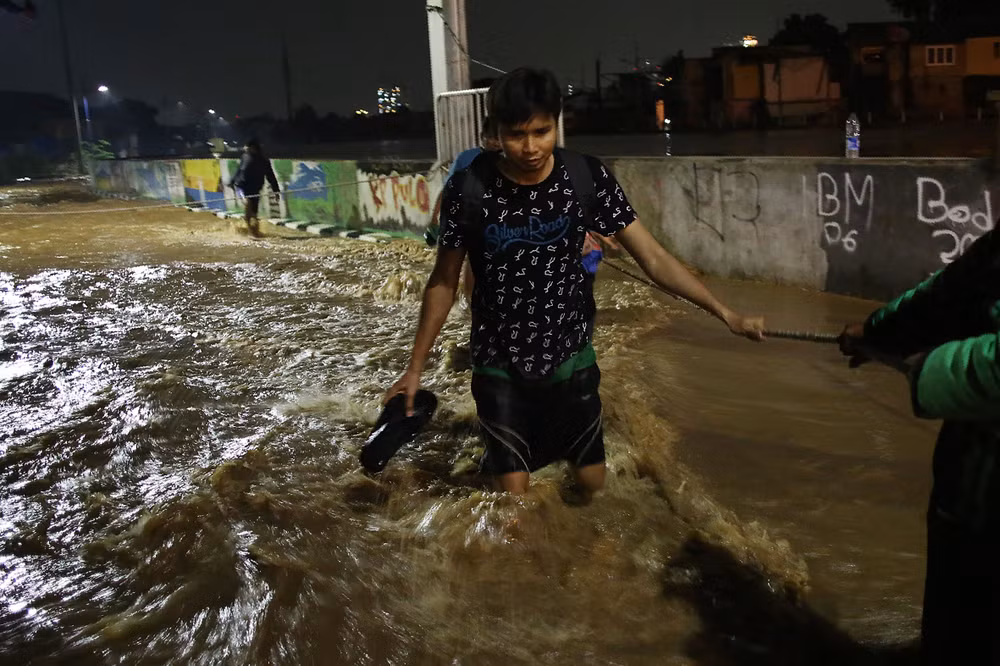 印尼雅加达大雨引发洪水 数千人疏散 ảnh 1