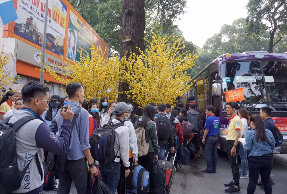 胡志明市开启 “春节班车”活动 送数千名大学生回家过年 ảnh 1