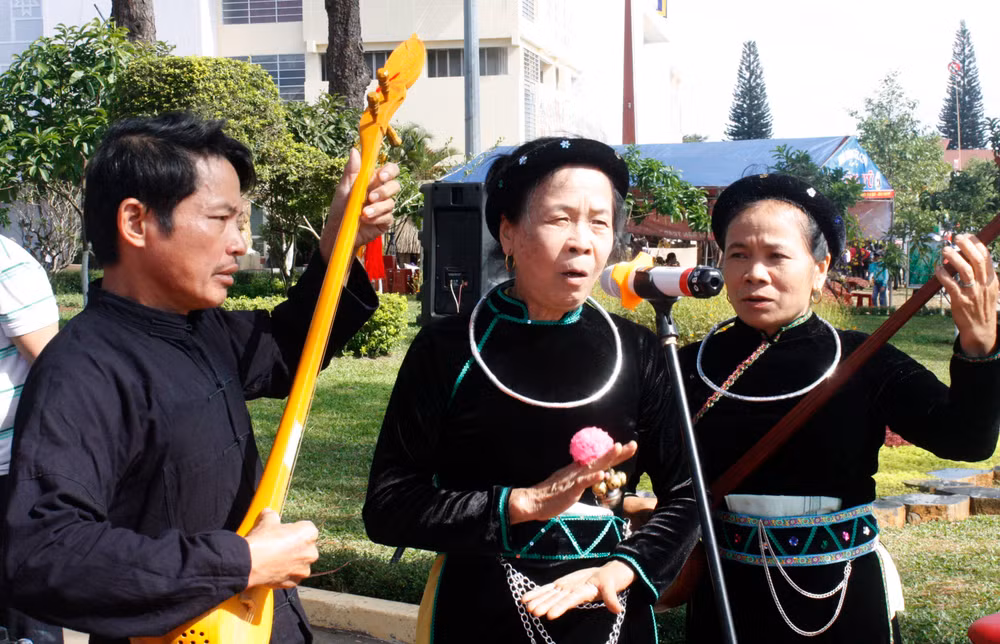 2018年嘉莱省各民族春季文化节吸引100多名艺人及广大人民群众参加 ảnh 1