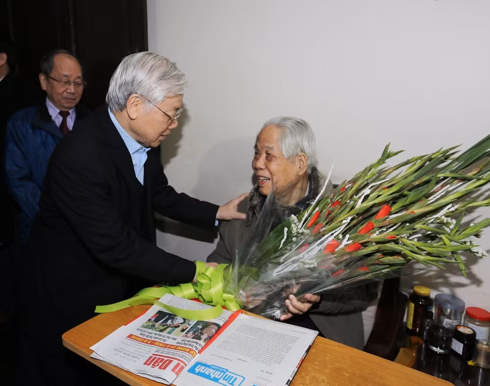 阮富仲和陈大光登门拜访前越共中央总书记杜梅并向其祝寿 ảnh 1