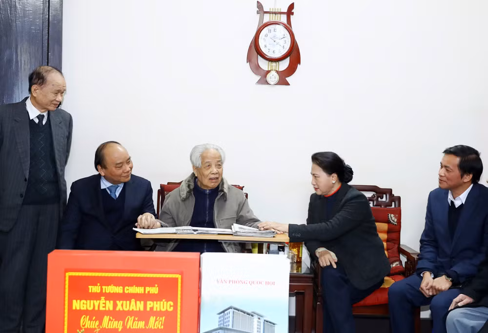 政府总理阮春福和国会主席阮氏金银春节前走访慰问原总书记杜梅 ảnh 2 政府总理阮春福和国会主席阮氏金银春节前走访慰问原总书记杜梅 ảnh 2