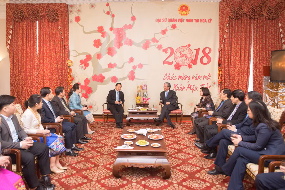 老挝驻中国大使前往越南驻中国大使馆庆祝越南传统节日春节 ảnh 2 老挝驻中国大使前往越南驻中国大使馆庆祝越南传统节日春节 ảnh 2