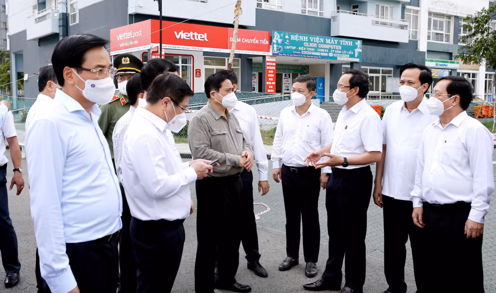 越南政府总理范明政赴胡志明市视察疫情防控工作 ảnh 1