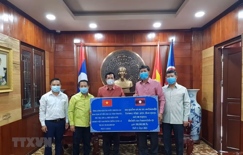 老挝各省捐款助力越南抗击新冠肺炎疫情 ảnh 1