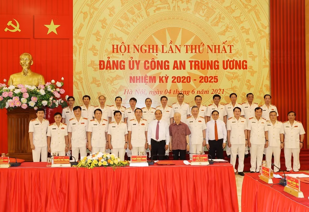 越共中央政治局指定2020-2025年任期中央公安党委的决定正式公布 ảnh 1 越共中央政治局指定2020-2025年任期中央公安党委的决定正式公布 ảnh 1